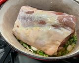 Une image de l'étape 2 de Carré de porc mariné au miel et tomates.