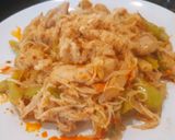 รูปขั้นตอนการทำที่ 2 ของ ขนมจีนผัดไก่น้ำพริกเผาหมูหยอง