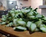 Foto del paso 1 de la receta: Ensalada de tomate, pepino y germinados de lentejas