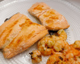 Foto del paso 7 de la receta: Salmón con vinagreta de alcaparras y miel con langostinos al ajillo