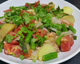 Foto del paso 9 de la receta: Ensalada tibia veraniega con espárragos y salmón para cena ligera