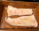 Foto del paso 2 de la receta: Merluza, cebolla confitada, pisto y chips de tupinambos