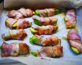 Bacönbe göngyölt avokádó mézes-csilis szószban recept fázis 3 fotója