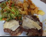 Foto del paso 7 de la receta: Clásicas hamburguesas con papas y ensalada