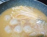 Foto langkah ke 4 dari resep Mie Jamur Enoki Kuah Tomyam (kaldu dari kulit udang).