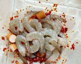 รูปขั้นตอนการทำที่ 2 ของ ยำกุ้งสดไส้กรอก