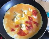Hagymás - Szalámis omlett 🥓🧅🧀🥚😋 recept fázis 2 fotója