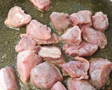 Foto del paso 3 de la receta: Guiso de buey al vino tinto 🐂