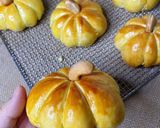 Hình bước làm 1 của món Bánh Mì Bí Đỏ Nhân Nho Dừa 🍇🥥