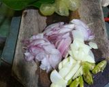 Foto langkah ke 2 dari resep Sayur asem bumbu iris.
