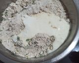 A picture of step 2 of Jowar thalipeeth.