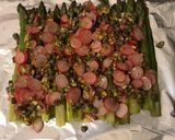 Une image de l'étape 3 de Asperges vapeur et condiment croquant aux radis.