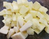 Foto del paso 1 de la receta: Empanadas fritas de muzzarella, cebolla y ciruelas