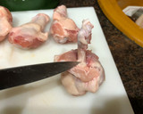 Foto del paso 1 de la receta: Jamoncitos de alas de pollo al limón con corazones rotos de alcachofa y pimiento asado