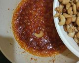 Foto langkah ke 5 dari resep Kacang Mede Karamel Pedas.