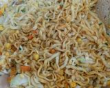 Foto langkah ke 7 dari resep Mie goreng sayuran dadar gulung.