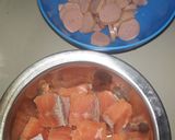 Foto langkah ke 1 dari resep Sop Salmon Spesial.