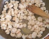 Foto del passaggio 1 della ricetta Insalata con gamberi nell'ananas