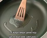Foto langkah ke 5 dari resep Omelet Sawi Hijau.