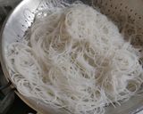 รูปขั้นตอนการทำที่ 1 ของ หมี่ผัดกระเฉดหมูกรอบ