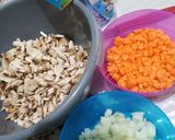 Foto langkah ke 1 dari resep Sup krim jamur / sup jamur / mushroom creamy soup.