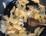 Une image de l'étape 2 de Chausson aux pommes & camembert avec des oignons.