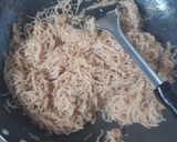 รูปขั้นตอนการทำที่ 3 ของ ผัดขนมจีนจากน้ำมันขาหมู Somen Stirfried Brasied Pork Excess Oil