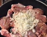 Foto del paso 1 de la receta: Pollo al sartén con crema y papas