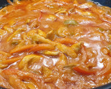 Foto del paso 5 de la receta: Pollo en salsa con champiñones y pimiento