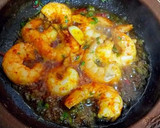 Foto del paso 3 de la receta: Langostinos con ajos, perejil y pulpa de pimientos choriceros