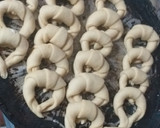 Foto del paso 3 de la receta: Medialunas Económicas, sin manteca, sin hojaldre🥐