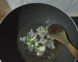 Foto langkah ke 1 dari resep Oseng Sosis Bunga Bawang.