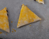 Foto del paso 5 de la receta: Triángulitos de hojaldre rellenos de crema y pepitas de chocolate