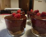Foto del passaggio 4 della ricetta Dolce monoporzione al cioccolato e lamponi senza glutine