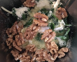 Foto del paso 1 de la receta: Tallarines con pollo y pesto de acelga (o espinaca) en Thermomix