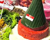 Foto langkah ke 2 dari resep Tumpeng Nasi Merah Putih Lengkap.