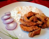 Paprikás lisztbe forgatott csirkemell csíkok recept fázis 2 fotója