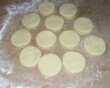 A picture of step 2 of Chocolate filled donut buns.
