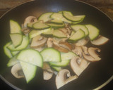 Foto del paso 1 de la receta: Rape al pimentón con boletus y calabacín