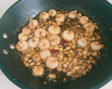 Foto del paso 2 de la receta: Espaguetis con gambas al pil pil