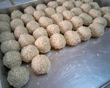 Foto langkah ke 5 dari resep Onde-onde Ketawa, cukup 1 telur.