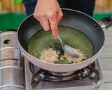 รูปขั้นตอนการทำที่ 13 ของ หมูสับทอดกระเทียมพริกไทย หรือ หมูก้อนทอด กินกับซอส อร่อยสุดๆ😋