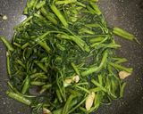 Foto langkah ke 4 dari resep Cah Kangkung Bawang Putih.