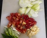 Foto langkah ke 2 dari resep Cumi Basah Saus Tiram Asam Manis.