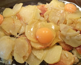 Foto del paso 5 de la receta: Patatas con huevos estrellados al horno