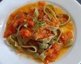 Foto del paso 5 de la receta Salmn escalfado y fettuccine de pesto con salsa de concasse de tomates