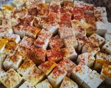 Foto del paso 2 de la receta: Tofu especiado con vegetales salteados 🧅🧄🫑