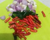 Foto langkah ke 2 dari resep Tumis Cumi Asin Cabe Merah.