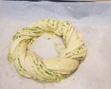 Foto del paso 12 de la receta: Corona trenzada de pan con pesto