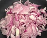 Foto del paso 2 de la receta: Cebolla morada caramelizada sin azúcar a fuego lento